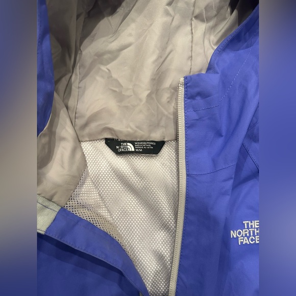 Woman’s Medium North Face Jacket - Picture 2 of 3